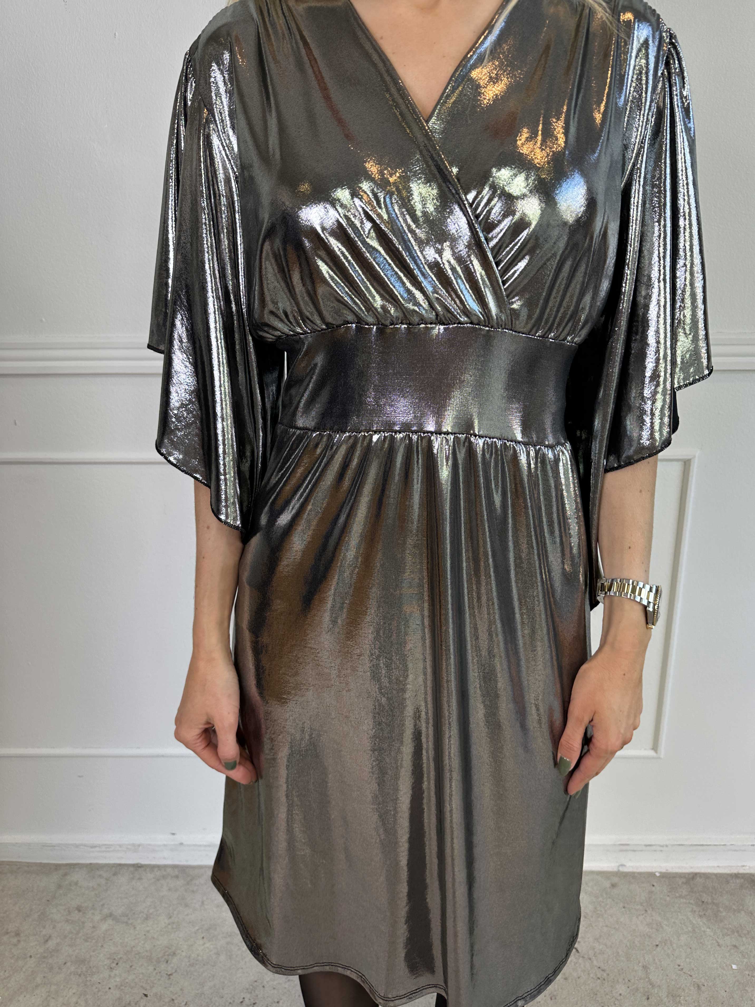 Safi - Elegant klänning i glansigt material med söta ärmar